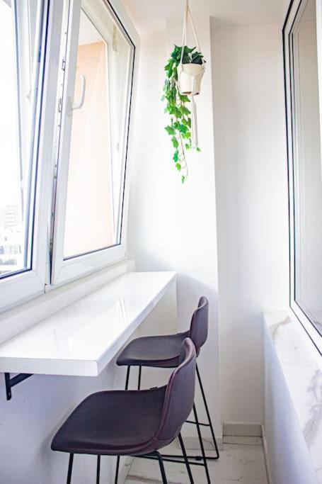 Central Apartment With Balcony And Views, Old Town, Metro Warschau Exterior foto