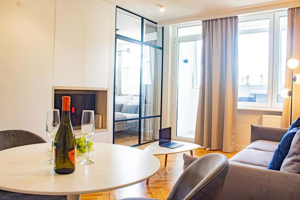 Central Apartment With Balcony And Views, Old Town, Metro Warschau Exterior foto